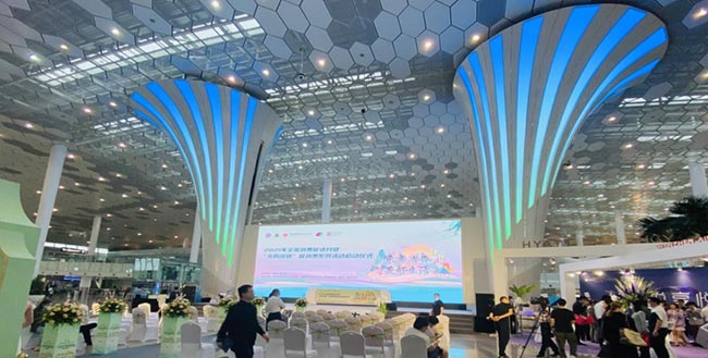 深圳机场广告分布的区域中，卫星厅有哪些LED大屏媒体？