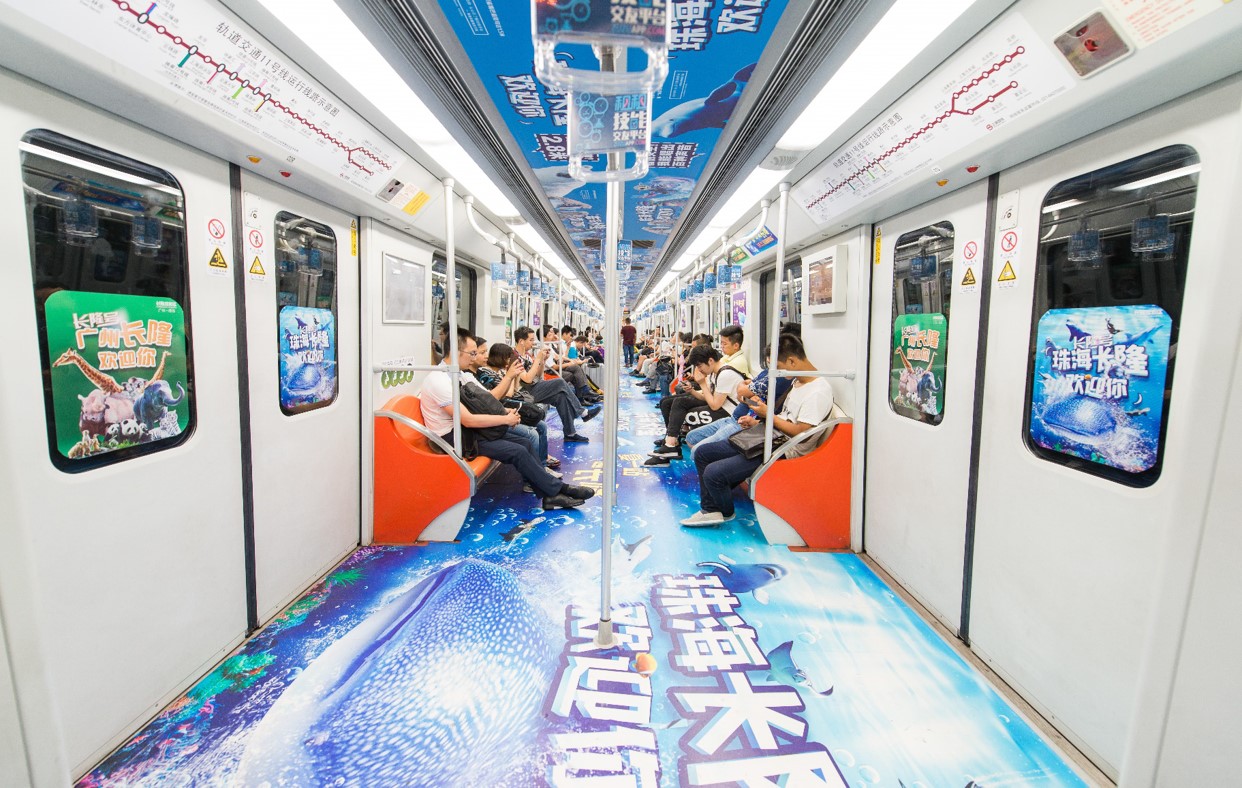 上海地铁2号线车厢广告