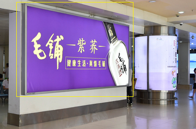 三亚机场T1一层迎客厅，行李厅B出口附近双面灯箱广告
