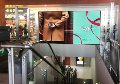 三亚机场西扩到达通廊扶梯上方灯箱广告