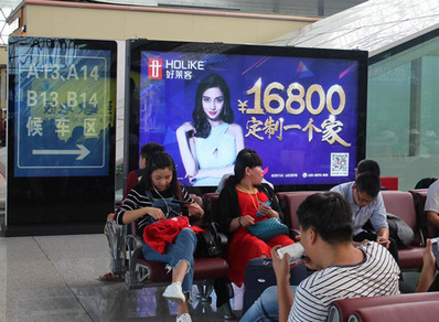 郑州东站出发层候车大厅座椅旁落地滚动灯箱广告