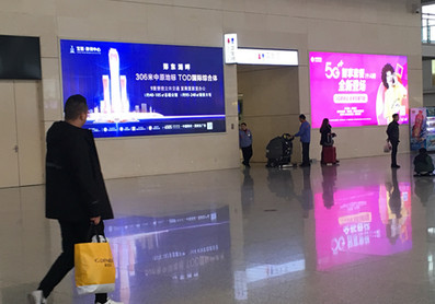 郑州东站候车大厅西北入口卫生间旁墙体灯箱广告