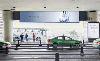 成都机场到达出口中央通道LED屏广告