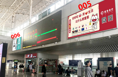 江门东高铁站信息屏左旁门楣灯箱广告