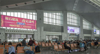 温州南高铁站二层候车大厅前方灯箱广告