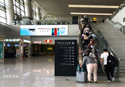 南京站出发层一楼进站大厅扶梯旁墙面灯箱广告