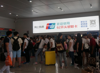 南京站出发层一楼售票大厅墙面灯箱广告