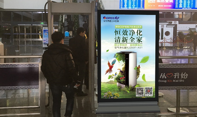 重庆北站安检口滚动灯箱广告