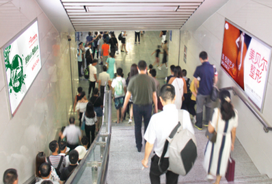 南京站出站楼梯两侧梯口灯箱广告
